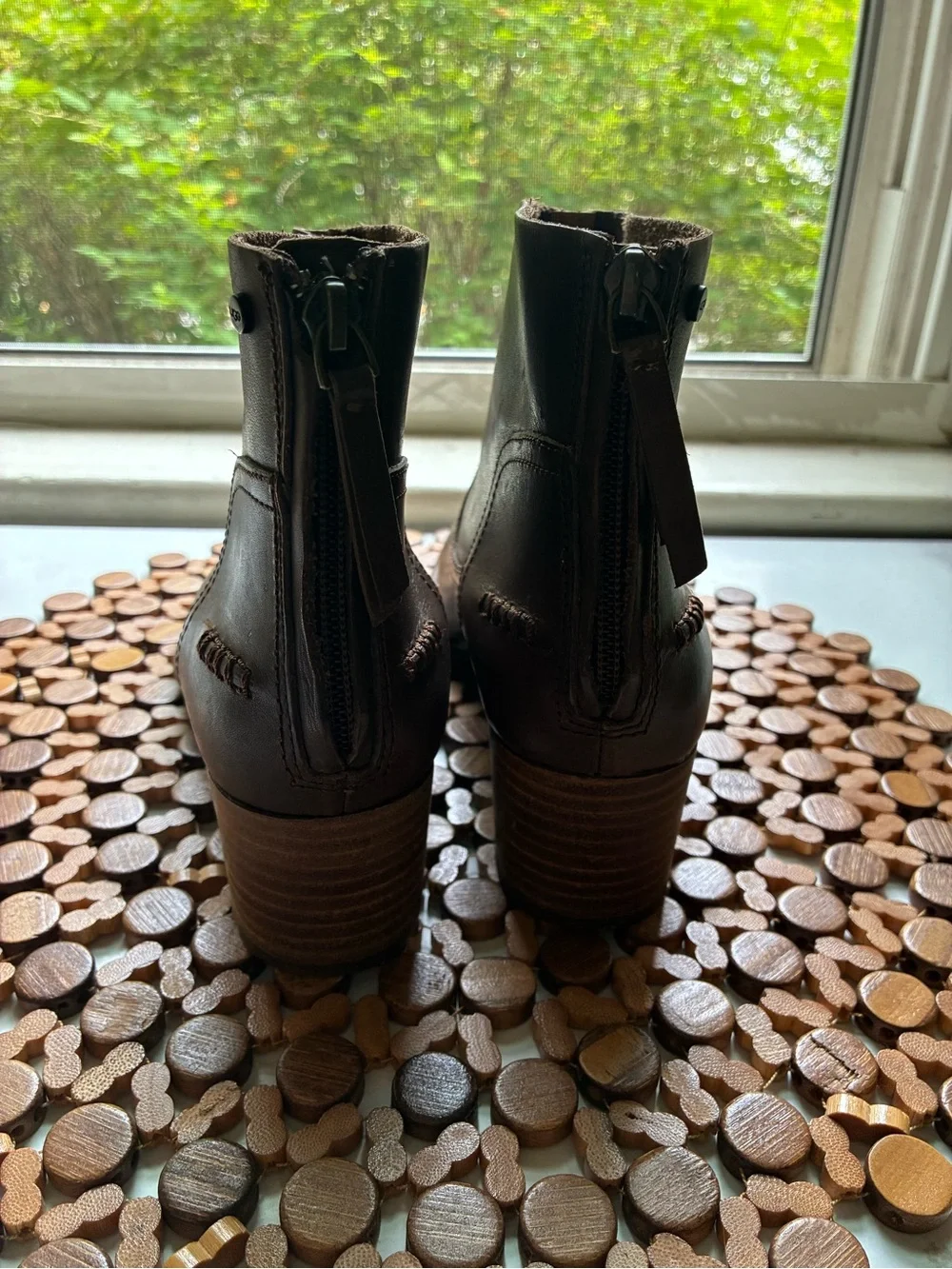 UGG elegant brown